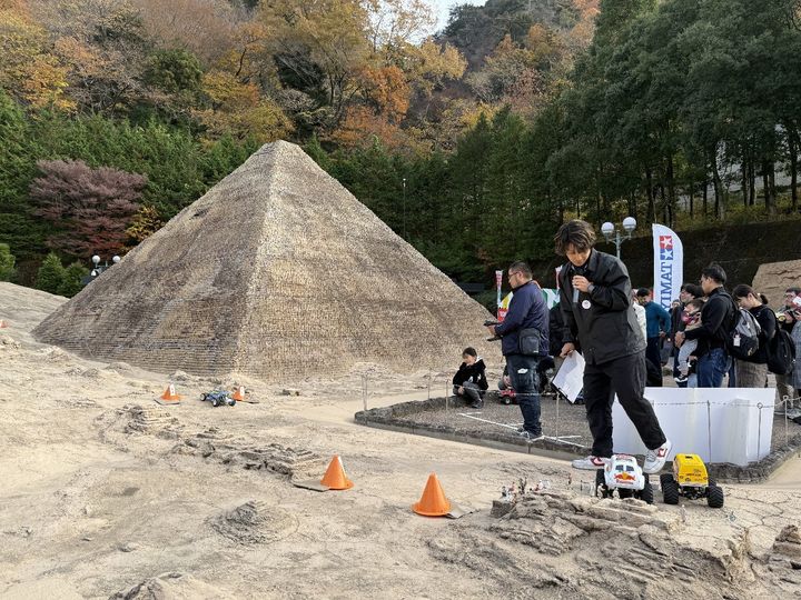 ピラミッド砂漠の特設コースを走るRCカーとミニ四駆