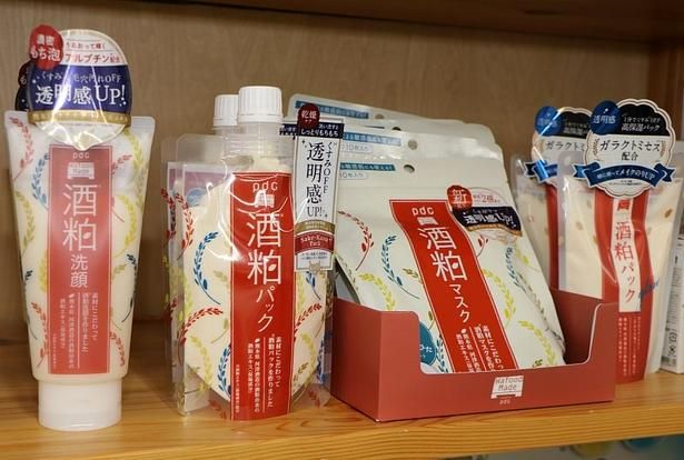 pdcの“スター商品”は、「ワフードメイド 酒粕パック」(写真左から2つめ)