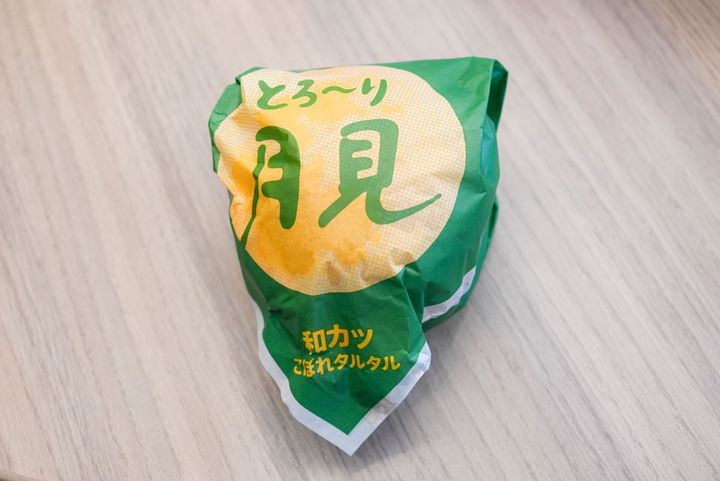 和カツは落ち着いた雰囲気のグリーンの包み紙