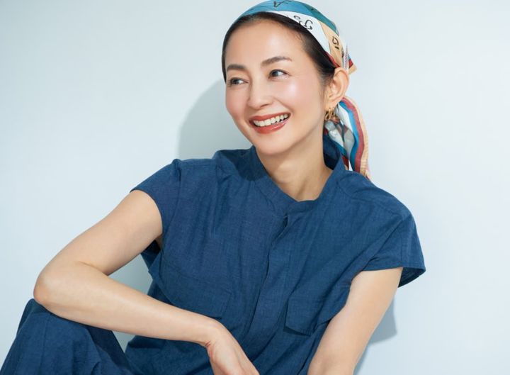 コンビネゾン¥42,900／ティッカ 頭に巻いたスカーフ¥22,000／マニプリ ピアス¥27,500 ／ジュエッテ