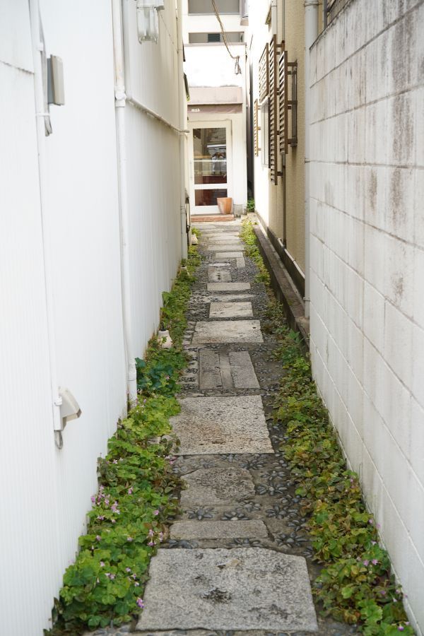 石畳の細い道