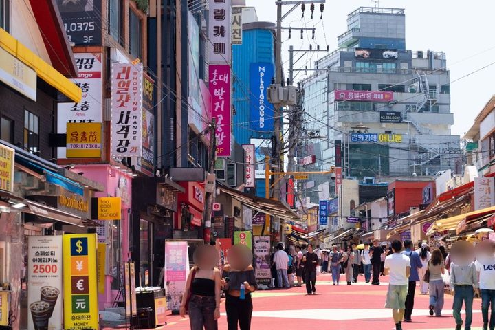 観光客や周辺の会社員、学生などでいつも賑わう
