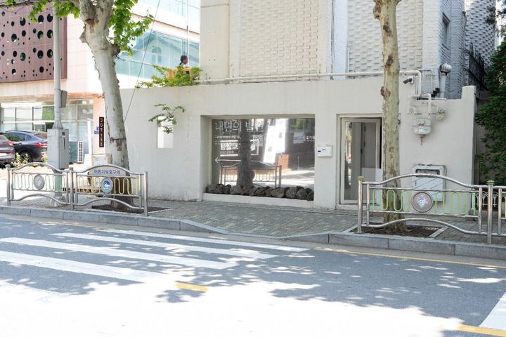 左手奥の階段を上って店に入る
