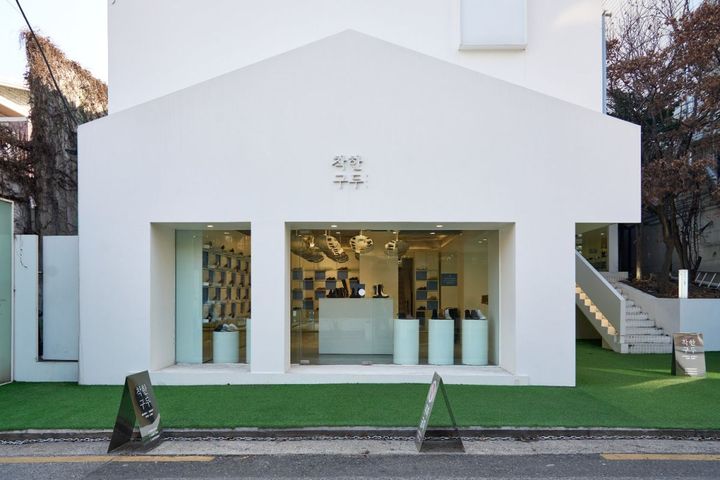 ショッピング通りの近くに位置する店舗
