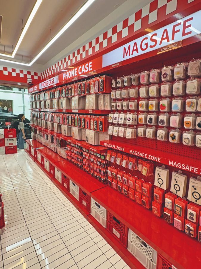 壁一面にスマホグッズがずらり！ カラーやサイズ展開も幅広い