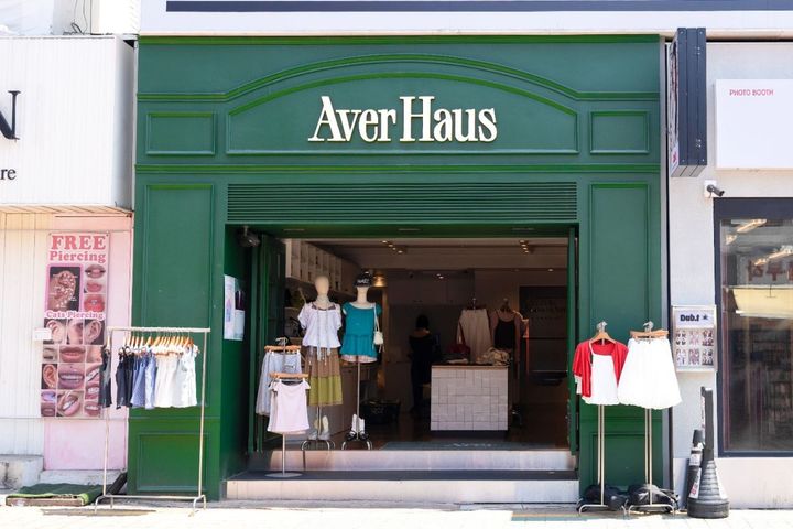 フェスティバル通りの中ほどに位置する店舗