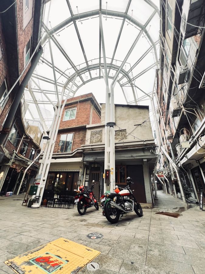 空き家をリノベーションした高感度な店が並ぶ