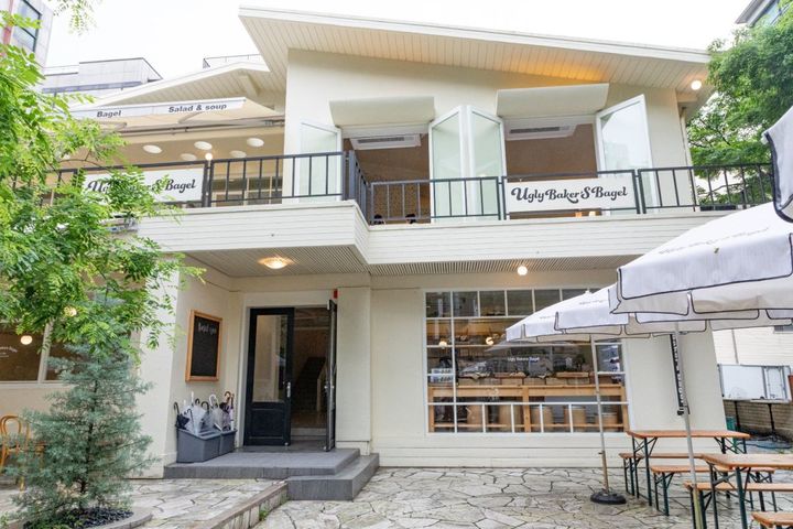 作中では店舗の外観が登場。この前で2人が並んでいた