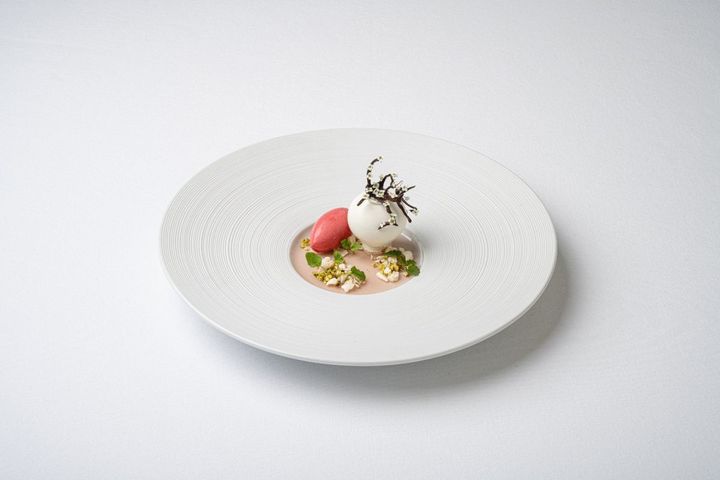コース料理の一皿。ランチコースはW7万9000〜