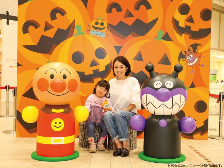 「ハロウィーン限定フォトブース」でアンパンマン・ばいきんまんと記念撮影する親子