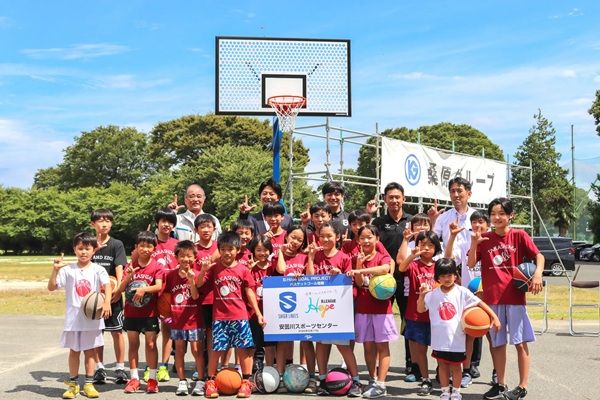 【滋賀県高島市】桑原組が、バスケゴールの寄贈式を開催！滋賀レイクスの選手も参加し子どもと交流