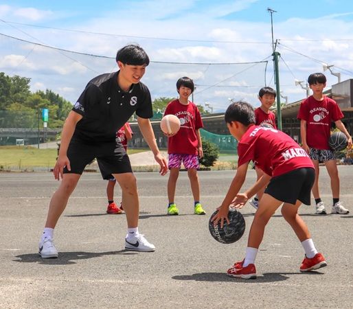 【滋賀県高島市】桑原組が、バスケゴールの寄贈式を開催！滋賀レイクスの選手も参加し子どもと交流