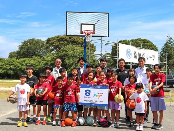 【滋賀県高島市】桑原組が、バスケゴールの寄贈式を開催！滋賀レイクスの選手も参加し子どもと交流