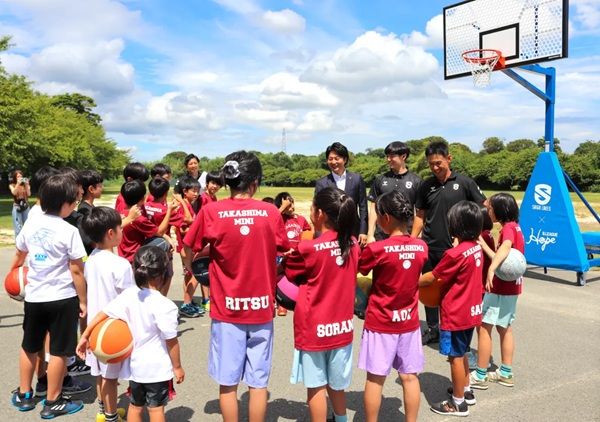 【滋賀県高島市】桑原組が、バスケゴールの寄贈式を開催！滋賀レイクスの選手も参加し子どもと交流