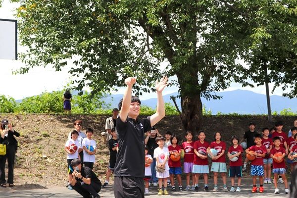 【滋賀県高島市】桑原組が、バスケゴールの寄贈式を開催！滋賀レイクスの選手も参加し子どもと交流