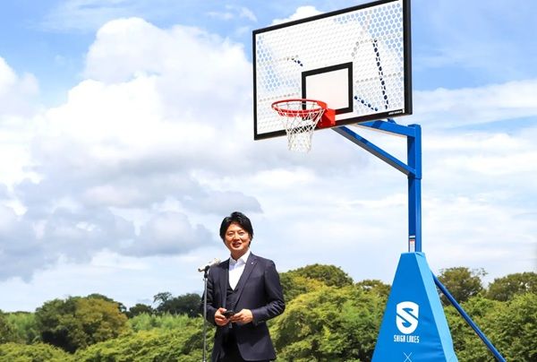 【滋賀県高島市】桑原組が、バスケゴールの寄贈式を開催！滋賀レイクスの選手も参加し子どもと交流