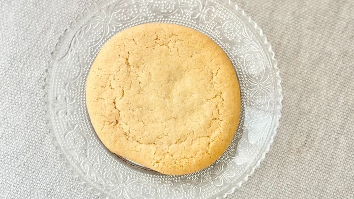 大きなクッキーの中に……【ファミマ×東京ばな奈】のお菓子は意外性あり