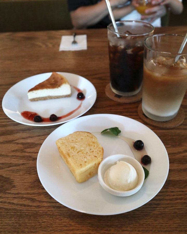 六甲山上のカフェTHIRD PLACE ROKKOで注文したレモンパウンドケーキとチーズケーキとアイスコーヒー