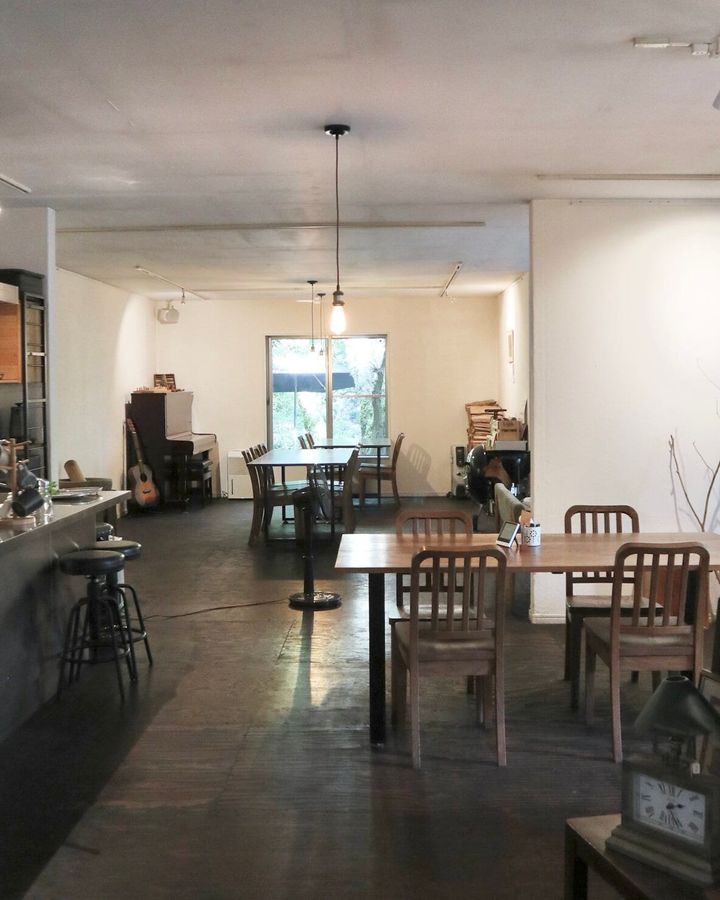 六甲山上のカフェTHIRD PLACE ROKKOの店内