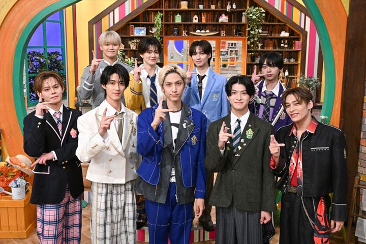 8月26日放送の『よるのブランチ』より（前列左から）カイ（超特急）、曽野舜太（M！LK）、古川毅（SUPER★DRAGON）、高田彪我（Sakurashimeji）、TETTA（ONE N’ ONLY）、（後列左から）大倉空人（原因は自分にある。）、FUMINORI（BUDDiiS）、志賀李玖（ICEx）、近藤駿太（Lienel） （C）TBS width=