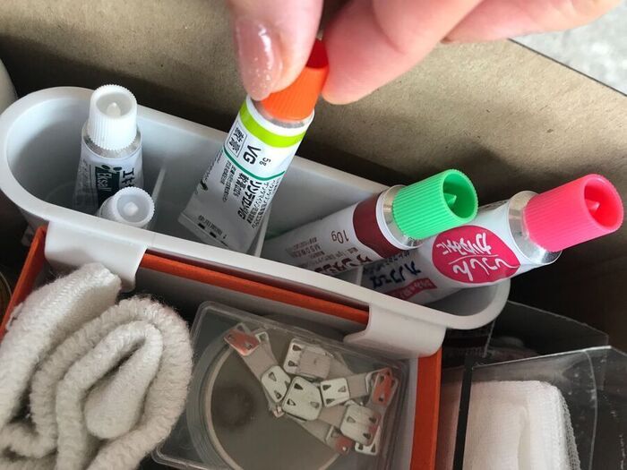 薬箱で迷子になりがちな〈小さな軟膏〉キッチングッズで収納すると超便利♡100均でも買えますよ