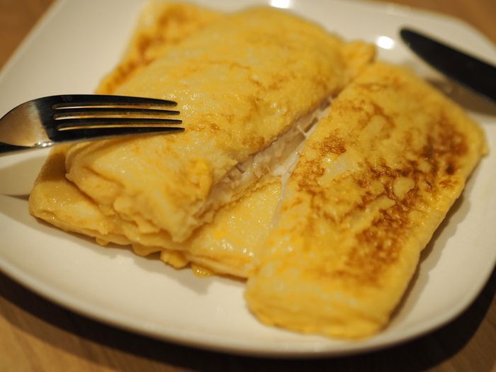 【SNSで大絶賛】ランチパックを卵液に浸して焼くだけ！？中のクリームがトロ〜り溢れる最強フレンチトースト