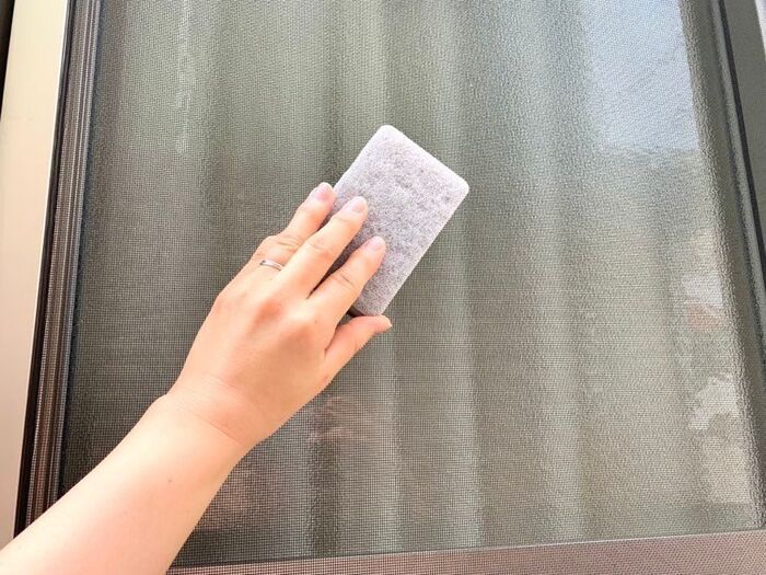 【プロが伝授】網戸掃除の面倒くさくない方法！家にあるグッズでたった2ステップでできますよ♪