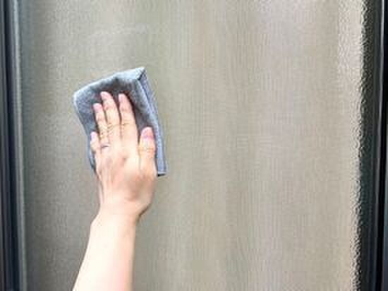 【プロが伝授】網戸掃除の面倒くさくない方法！家にあるグッズでたった2ステップでできますよ♪