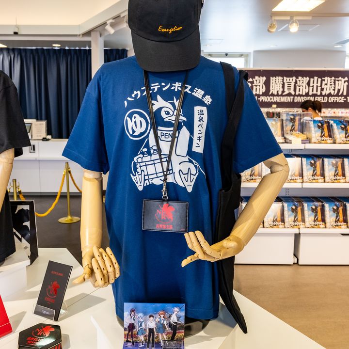 キャップやパスケースと合わせたエヴァンゲリオン「温泉ペンギン ペンペン」Tシャツの着用イメージ