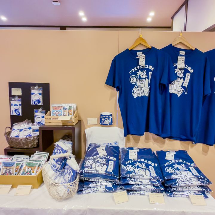 ハウステンボスの売り場に並ぶエヴァンゲリオン「温泉ペンギン ペンペン」のTシャツやタオル
