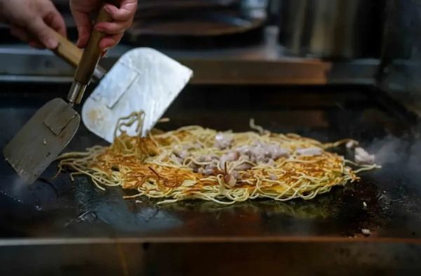 日田焼きそば・想夫恋と『進撃の巨人』がコラボした、「立体機動焼きそば」発売！