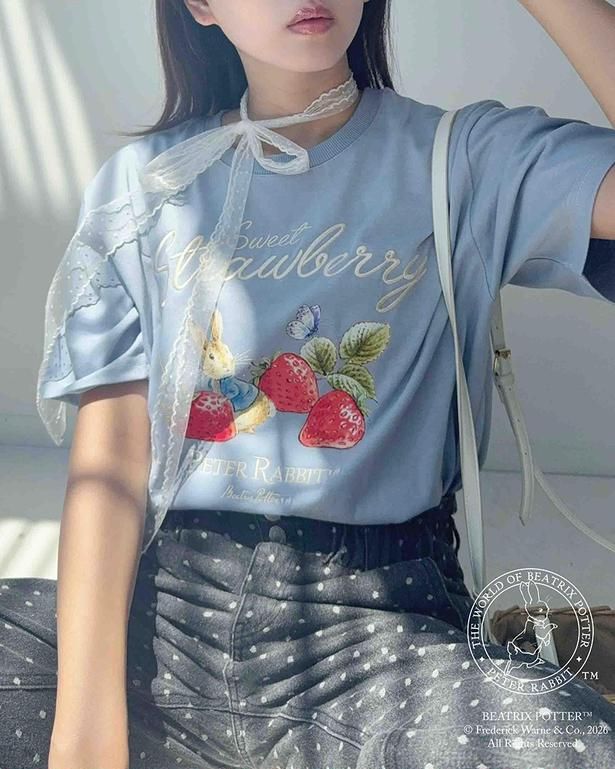 「アクリルキーホルダー付ピーターラビット(TM)T(サックス)」(2992円)
