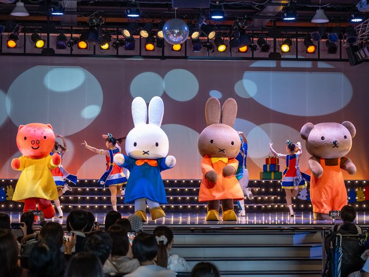 登場したミッフィーとグランティ、メラニー、ボリスの4人がそろったステージ
