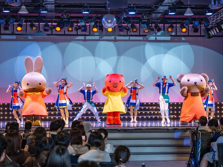 ダンサーと横一列で踊るメラニー、グランティ、ボリス