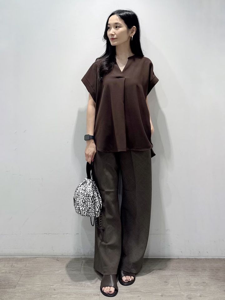 ブラウンのきれいめアイテム同士を合わせてセットアップ風に 出典：WEAR