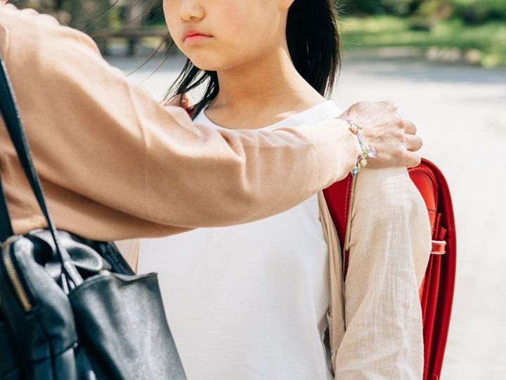 長期休みの終わりや休み明け、子どもが学校に行きたがらないのは、心身のSOSかもしれません。否定や詰問を避け、しっかり休まることも大切です。原因と対処のポイントを解説します。（※画像：Shutterstock.com）