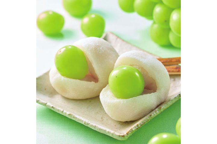 山梨県産シャインマスカット大福／￥216（税込み）※発売日：8月26日（水）～ 9月29日（火）頃まで
