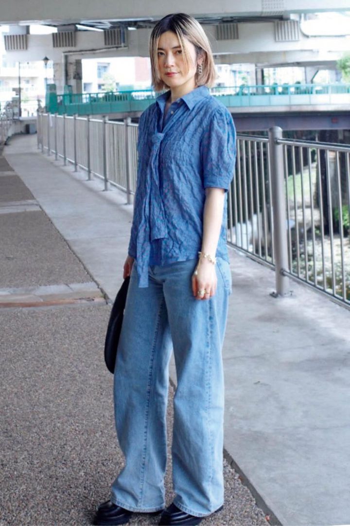 40代スナップ デニム ゆきさん ブラウス、パンツ／ともにLevi’s® Blue Tab™ バッグ／アエタ 靴／ダニエラ＆ジェマ イヤアクセ／エネイ ブレスレット／Milamore