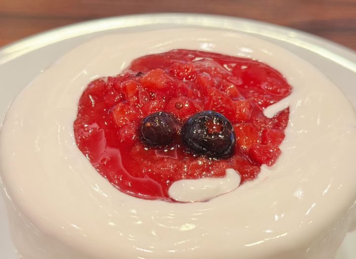 ホールケーキのようなかき氷の上には濃厚な練乳みるくクリームがたっぷり