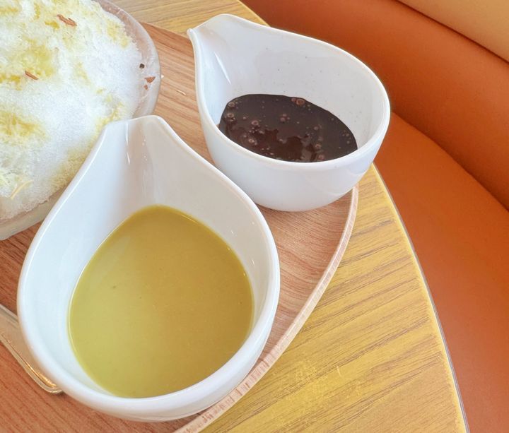 別添えでチョコレートソースとピスタチオシロップがついてくるのも嬉しいポイント！