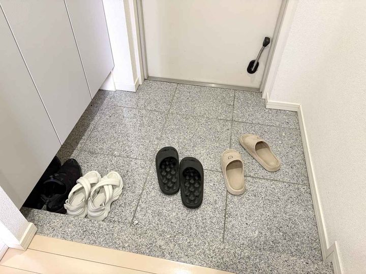 画像: 散らかりがちなサンダル