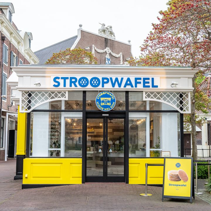 オランダ建築を背景にしたハウステンボスのストロープワッフル専門店「STROOPWAFEL」の外観