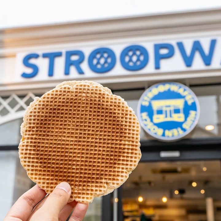 STROOPWAFELの店舗前で掲げた焼きたてのストロープワッフル