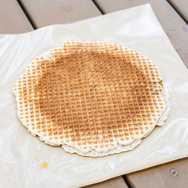 包み紙にのった焼きたてのストロープワッフル