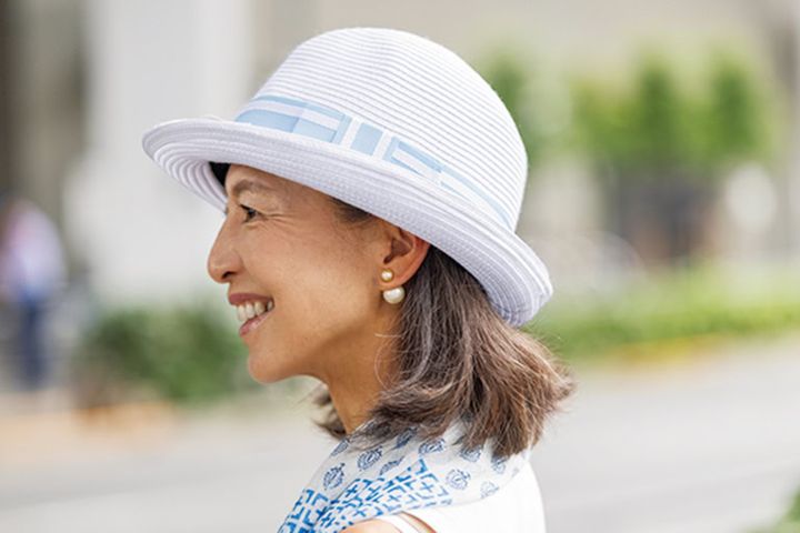 素敵にハットを取り入れている女性たちに憧れて購入。“ハレクラニブルー”のリボンが白コーデに映え、爽やかな印象です。