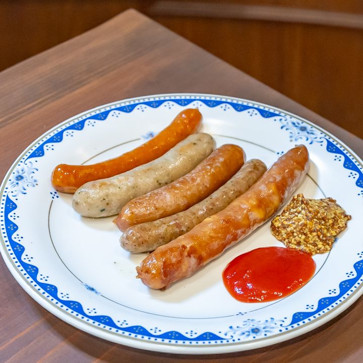 5種類のソーセージと粒マスタードを盛り合わせた一皿