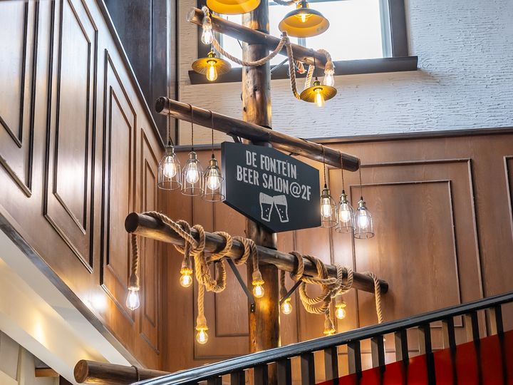 DE FONTEIN BEER SALON@2Fと書かれた階段上の看板