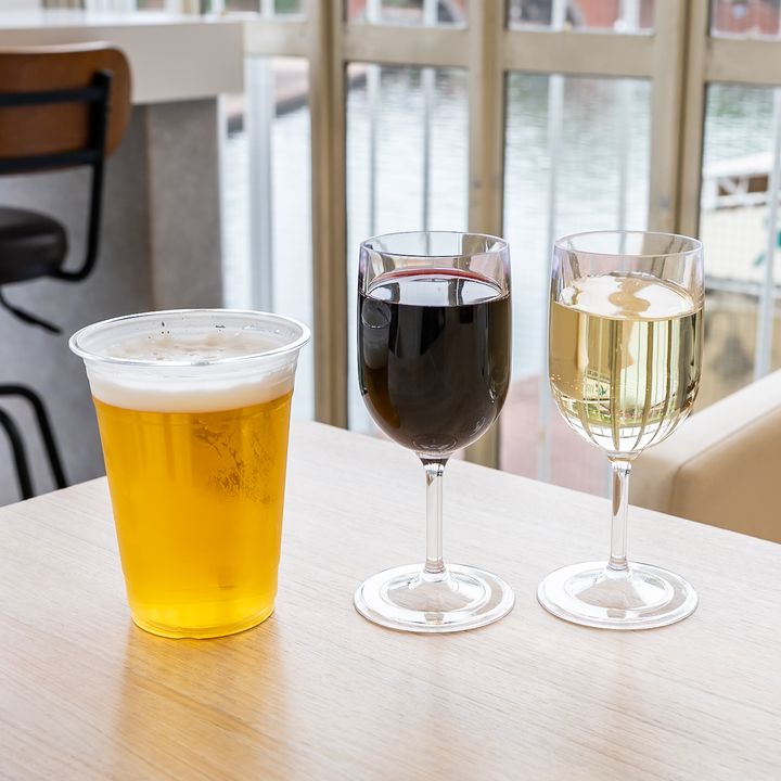 生ビールと赤白のハウスワインが並ぶテーブル