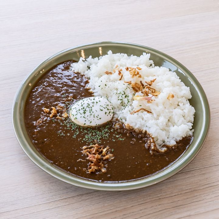 半熟卵をトッピングした粗挽きビーフのキーマカレー
