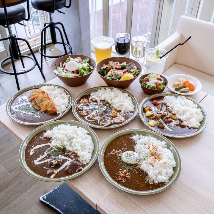 カレー5種とサラダ、ドリンクがそろったハーベストバージのテーブル